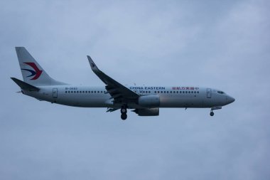 Chiangmai, Tayland - 10 Kasım 2018: Boeing 737-800 Kunming Chiangmai havaalanına iniş Çin Doğu havayolu şirketi.