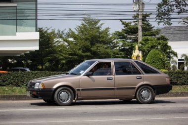 Chiangmai, Tayland - 8 Ekim 2018: Özel eski araba Nissan Bluebird. Yol no.1001 Chiangmai iş alanı 8 km.