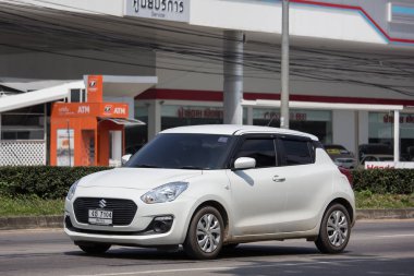 Chiangmai, Tayland - 8 Ekim 2018: Özel Eko kent araba yeni Suzuki Swift. Fotoğrafa yol no.121 8 km şehir merkezine Chiangmai, Tayland.