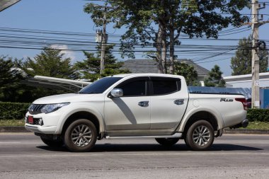 Chiangmai, Tayland - 5 Kasım 2018: Özel araba, Mitsubishi Triton kamyonet. Yol no.1001, Chiangmai iş alanı 8 km.