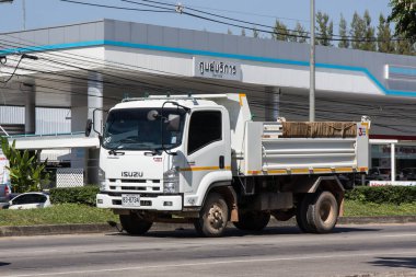 Chiangmai, Tayland - 5 Kasım 2018: Özel Isuzu Damperli kamyon. Yol no.1001 Chiangmai iş alanı 8 km.