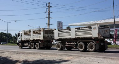 Chiangmai, Tayland - 5 Kasım 2018: Özel Isuzu Damperli kamyon. Yol no.1001 Chiangmai iş alanı 8 km.