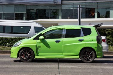Chiangmai, Tayland - 5 Kasım 2018: Özel şehir araba Honda Jazz. 5 kapı hatchback otomobil. Yol no.121 şehir merkezine Chiangmai Tayland hakkında 8 km, fotoğraf.