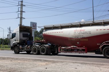 Chiangmai, Tayland - 5 Kasım 2018: Sadece Çimento kamyonu zamanında Logistic şirketi hızlı. Fotoğrafa yol no.1001 8 km şehir merkezine, Tayland.