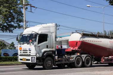 Chiangmai, Tayland - 5 Kasım 2018: Sadece Çimento kamyonu zamanında Logistic şirketi hızlı. Fotoğrafa yol no.1001 8 km şehir merkezine, Tayland.