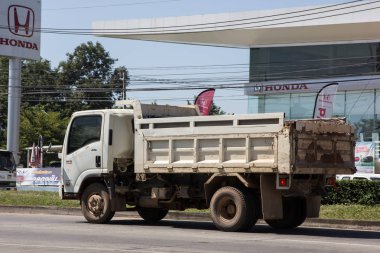 Chiangmai, Tayland - 5 Kasım 2018: Özel Isuzu Damperli kamyon. Yol no.1001 Chiangmai iş alanı 8 km.