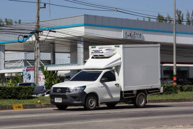 Chiangmai, Tayland - 5 Kasım 2018: Özel kamyonet araba Toyota Hilux. Yol no.1001, Chiangmai şehir merkezine 8 km.