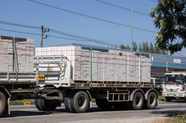Chiangmai, Tayland - 5 Kasım 2018: Özel Hino kargo kamyon. Fotoğrafa yol no.1001 8 km şehir merkezine Chiangmai, Tayland.