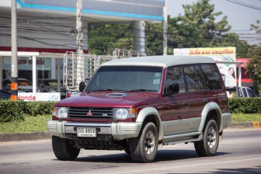 Chiangmai, Tayland - 6 Kasım 2018: Özel Mitsubishi Pajero Suv araba. Yol no.1001 Chiangmai şehir merkezine 8 km.