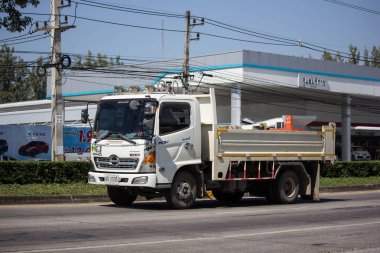 Chiangmai, Tayland - 6 Kasım 2018: Özel Hino damperli kamyon. Yol no.1001 Chiangmai iş alanı 8 km.