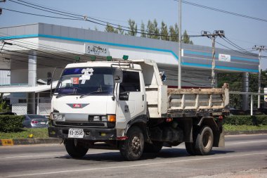 Chiangmai, Tayland - 6 Kasım 2018: Özel Hino damperli kamyon. Yol no.1001 Chiangmai iş alanı 8 km.