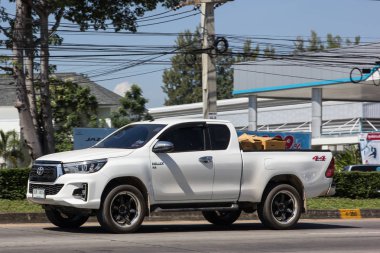 Chiangmai, Tayland - 5 Kasım 2018: Özel kamyonet araba Toyota Hilux. Yol no.1001, Chiangmai şehir merkezine 8 km.