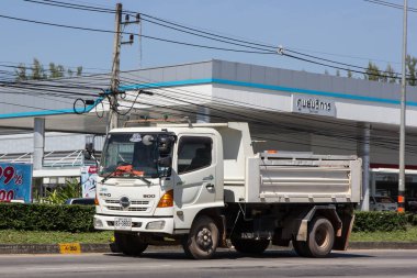 Chiangmai, Tayland - 5 Kasım 2018: Özel Hino damperli kamyon. Yol no.1001 Chiangmai iş alanı 8 km.