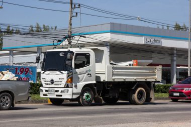 Chiangmai, Tayland - 5 Kasım 2018: Özel Hino damperli kamyon. Yol no.1001 Chiangmai iş alanı 8 km.