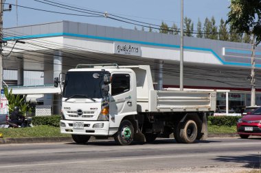 Chiangmai, Tayland - 5 Kasım 2018: Özel Hino damperli kamyon. Yol no.1001 Chiangmai iş alanı 8 km.