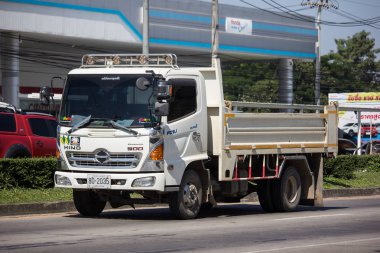 Chiangmai, Tayland - 6 Kasım 2018: Özel Hino damperli kamyon. Yol no.1001 Chiangmai iş alanı 8 km.