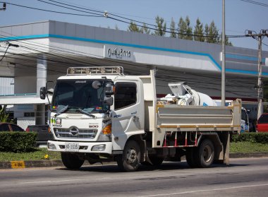 Chiangmai, Tayland - 6 Kasım 2018: Özel Hino damperli kamyon. Yol no.1001 Chiangmai iş alanı 8 km.