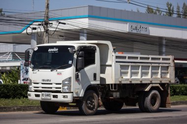 Chiangmai, Tayland - 6 Kasım 2018: Özel Hino damperli kamyon. Yol no.1001 Chiangmai iş alanı 8 km.