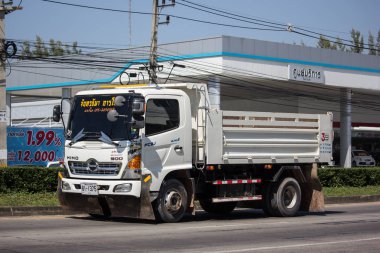 Chiangmai, Tayland - 6 Kasım 2018: Özel Hino damperli kamyon. Yol no.1001 Chiangmai iş alanı 8 km.