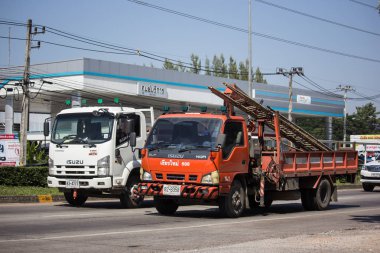 Chiangmai, Tayland - 6 Kasım 2018: Özel Isuzu kargo kamyon. Fotoğrafa yol no.1001 8 km şehir merkezine Chiangmai, Tayland.