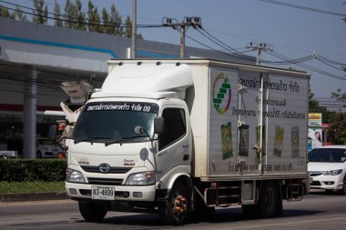 Chiangmai, Tayland - 6 Kasım 2018: Özel Hino kargo kamyon. Fotoğrafa yol no.1001 8 km şehir merkezine Chiangmai, Tayland.