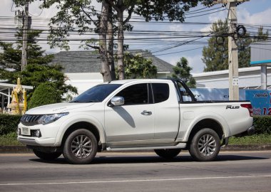 Chiangmai, Tayland - 15 Kasım 2018: Özel araba, Mitsubishi Triton kamyonet. Yol no.1001, Chiangmai iş alanı 8 km.