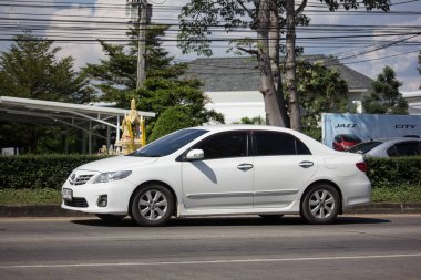 Chiangmai, Tayland - 15 Kasım 2018: Özel otomobil, Toyota Corolla Altis. Yol no.1001, Chiangmai şehir merkezine 8 km.