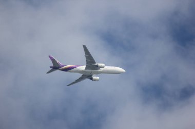 Chiangmai, Tayland - 14 Kasım 2018: Boeing 777-200 Hs-Tjh, Tayland hava yolu. Bangkok Suvarnabhumi Tayland'a Chiangmai Havaalanı'ndan çıkar.