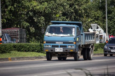 Chiangmai, Tayland - 6 Kasım 2018: Özel Isuzu Damperli kamyon. Yol no.1001 Chiangmai iş alanı 8 km.
