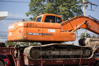 Chiangmai, Tayland - 26 Kasım 2018: Özel Doosan beko kamyon. Yol no.1001, Chiangmai şehir merkezine 8 km.