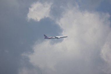 Chiangmai, Tayland - 18 Kasım 2018: Boeing 777-300, Tayland hava yolu Hs-Tkv Tg103. Bangkok Suvarnabhumi için Tayland Chiangmai Havaalanı'ndan çıkar.