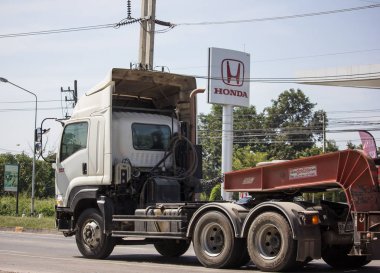 Chiangmai, Tayland - 8 Kasım 2018: Özel Isuzu kargo kamyon. Fotoğrafa yol no.1001 8 km şehir merkezine Chiangmai, Tayland.