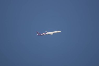 Chiangmai, Tayland - 23 Kasım 2018: Boeing 777-300, Tayland hava yolu Hs-Tkw Tg103. Bangkok Suvarnabhumi için Tayland Chiangmai Havaalanı'ndan çıkar.