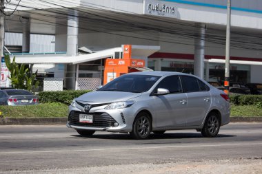 Chiangmai, Tayland - 8 Kasım 2018: Özel Sedan araba Toyota Vios. Yol no.1001 Chiangmai iş alanı 8 km.