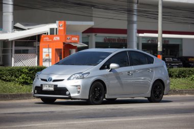 Chiangmai, Tayland - 8 Kasım 2018: Özel araba Toyota Prius hibrid sistemi. Yol no.1001 Chiangmai iş alanı 8 km.