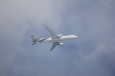Chiangmai, Tayland - 14 Kasım 2018: Boeing 777-200 Hs-Tjh, Tayland hava yolu. Bangkok Suvarnabhumi Tayland'a Chiangmai Havaalanı'ndan çıkar.