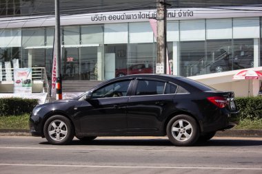 Chiangmai, Tayland - 15 Kasım 2018: Özel araba, Chevrolet Cruze. Yol no.1001, Chiangmai şehir merkezine 8 km.