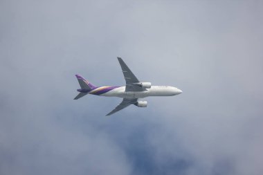 Chiangmai, Tayland - 14 Kasım 2018: Boeing 777-200 Hs-Tjh, Tayland hava yolu. Bangkok Suvarnabhumi Tayland'a Chiangmai Havaalanı'ndan çıkar.
