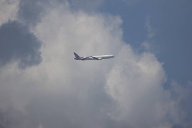 Chiangmai, Tayland - 18 Kasım 2018: Boeing 777-300, Tayland hava yolu Hs-Tkv Tg103. Bangkok Suvarnabhumi için Tayland Chiangmai Havaalanı'ndan çıkar.