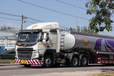 Chiangmai, Tayland - 30 Kasım 2018: Sirithanasub pazarlama Tank petrol kamyon. Kamyon üzerinde yol no.1001, Chiangmai şehir merkezine 8 km.