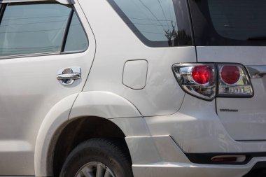 Chiangmai, Tayland - 23 Kasım 2018: Özel Toyota Fortuner Suv otomobil. Yol no.1001 Chiangmai şehir merkezine 8 km.