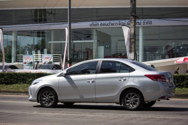 Chiangmai, Tayland - 8 Kasım 2018: Özel Sedan araba Toyota Vios. Yol no.1001 Chiangmai iş alanı 8 km.