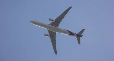 Chiangmai, Tayland - 24 Kasım 2018: Hs-Tet Airbus A330-300 Thaiairway. Bangkok'a Chiangmai Havaalanı'ndan çıkar.