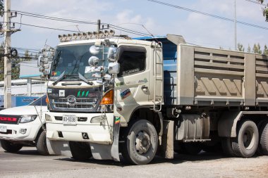 Chiangmai, Tayland - 29 Kasım 2018: Özel Hino damperli kamyon. Yol no.1001 Chiangmai iş alanı 8 km.