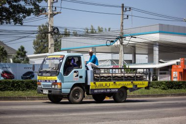 Chiangmai, Tayland - 8 Kasım 2018: Özel Isuzu kargo kamyon. Fotoğrafa yol no.1001 8 km şehir merkezine Chiangmai, Tayland.