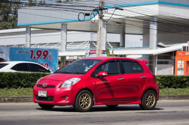 Chiangmai, Tayland - 8 Kasım 2018: Özel araç toyota Yaris Hatchback Eko Kiralık. Fotoğraf Road'da yok 121 hakkında 8 km şehir merkezine Chiangmai Tayland.