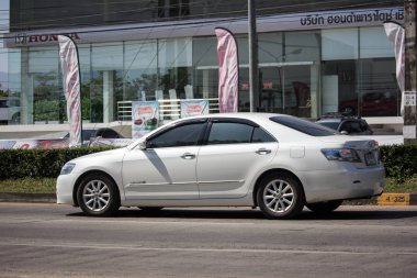 Chiangmai, Tayland - 8 Kasım 2018: Özel araba Toyota Camry. Yol no.1001 Chiangmai iş alanı 8 km.