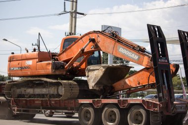 Chiangmai, Tayland - 26 Kasım 2018: Özel Doosan beko kamyon. Yol no.1001, Chiangmai şehir merkezine 8 km.