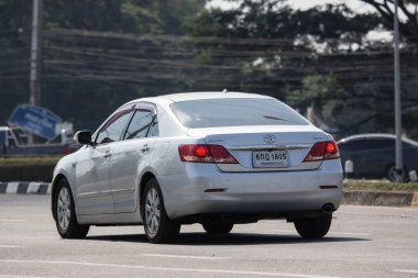 Chiangmai, Tayland - 23 Kasım 2018: Özel araba Toyota Camry. Yol no.1001 Chiangmai iş alanı 8 km.