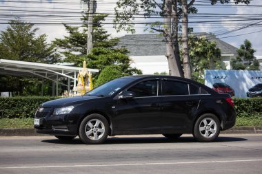 Chiangmai, Tayland - 15 Kasım 2018: Özel araba, Chevrolet Cruze. Yol no.1001, Chiangmai şehir merkezine 8 km.